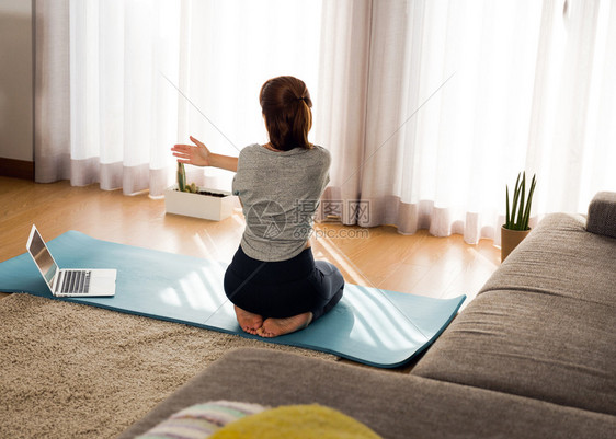 满的瑜伽妇女在家锻炼时被全镜头拍到图片