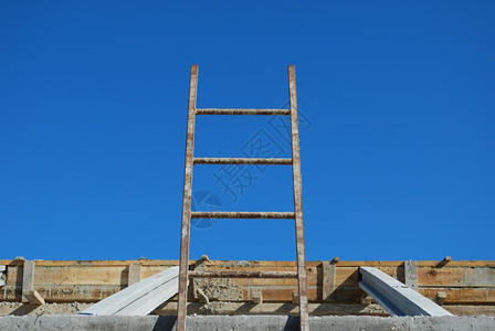 结构的工程力量一张在建屋顶房的梯子照片该车正在建造中图片