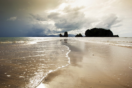 马来西亚人水平的洲挥舞着壮观日落颜色的沙条图片