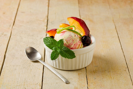 清爽寒冷的薄荷照片美味的冰淇淋和果子在木制桌上的杯子里图片