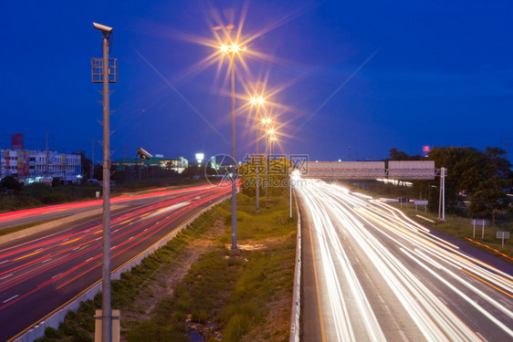 运输城市泰国高速公路夜间交通灯泰国公路上的夜间交通灯快速地图片