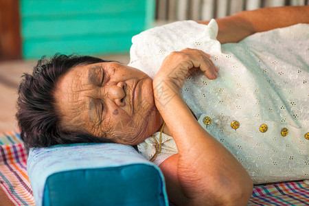 微笑养老金领取者年长的睡在房子里亚洲高龄妇女图片
