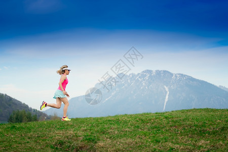 白色的女孩跑在山上寒冷的快乐图片
