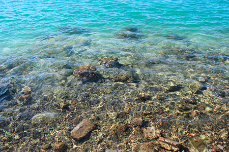 不同深浅的蓝色海面红清澈的水不同深浅的蓝色大海深浅不一的绿松石色