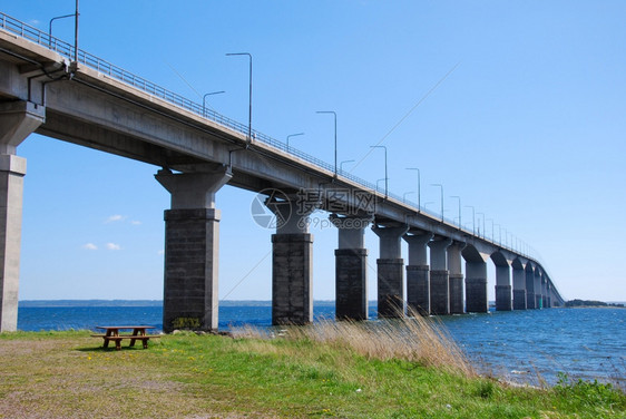假期海岸地标在连接瑞典大陆与波罗的海奥兰岛德桥上休息的法官席设在波罗多海奥兰德岛之间的桥图片