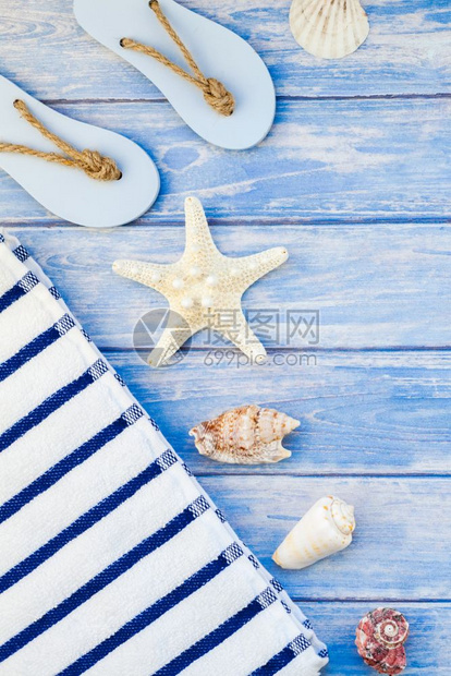 最佳有创造力的翻动毛巾滚贝壳海和星的顶端视图其背景为面糊蓝木板底复制空间以锈风格框架模板文本形式提供图片