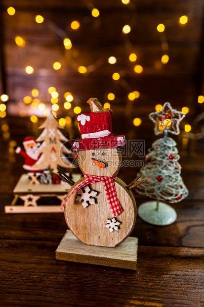 以模糊背景的圣诞装饰品制作的小型木雪人冬天玩具圣诞节图片