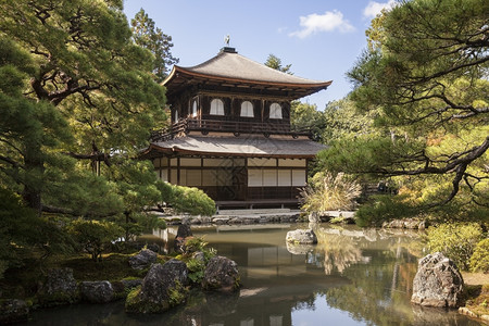 神道精或者京都Joshoji建筑群的银宫或幕寺是一个古典风格的传统展厅在花园和池塘外观望图片
