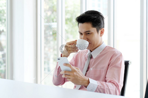 喝咖啡的商务人士图片