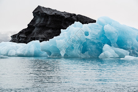 蓝色的自然冰岛瓦特纳川附近的Jokulsarlonrsquos湖中的冰山岛湖中的山美丽图片