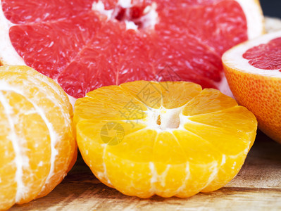自然桌子橘和红葡萄油将橘子和汁一起切碎并堆在品种图片