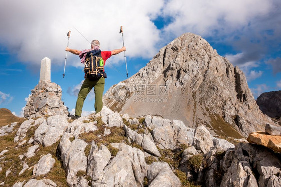 健康登上云端顶峰的山之旅后带着在空中升起的双臂欢乐和快地呼着喜悦和乐享受幸福图片