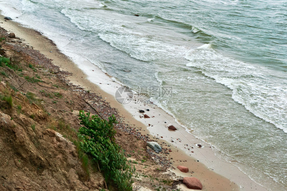 天线陡峭的海岸杂草丛生的海岸波罗沿陡峭杂草丛生的海岸多岩石欧洲图片