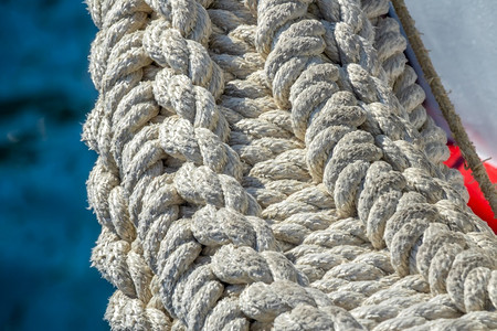 船海洋强的手工编织胸罩绳子保险杠与扭曲的老龙形近身背景图片