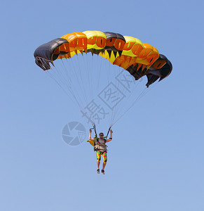 蓝天降落伞的顶部下方天空潜水器在蓝天降落伞的顶层下脸色模糊在眼镜Skydiver上面目全非跳伞男人图片