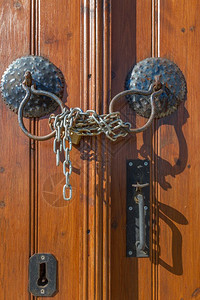 老的风化位于塞浦路斯洛福的旧棕色木制门把手锁链和家图片