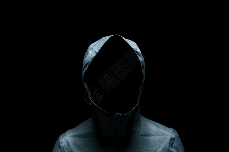 阴影神秘黑背景蒙面的隐形人身戴黑底头罩的肖像缠扰者图片