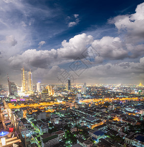 金融的天线泰国曼谷市下城夜空中巡视天图片