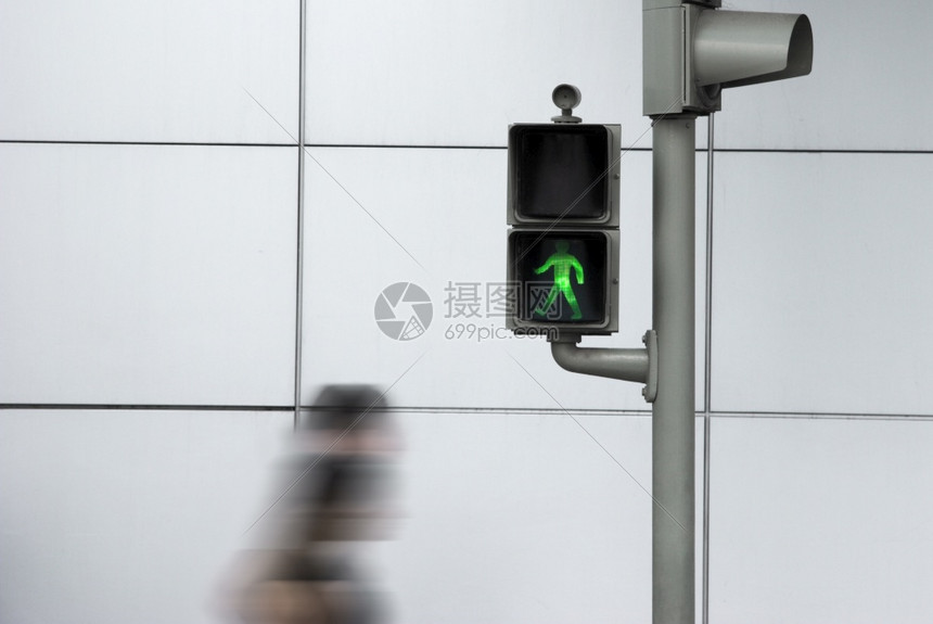 人们通过道路使用绿色安全信号在运动中传送安全的匆忙走图片