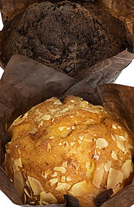 两个松饼包装在背景的纸里巧克力蛋糕早餐图片