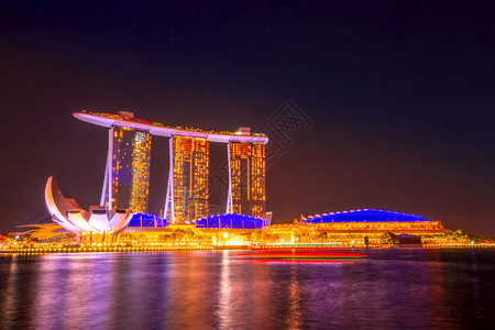 河新加坡MarinaBay和艺术科学博物馆夜俯视MarinaBaySands旅馆城市景观反射图片