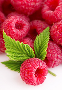 山莓叶子结实作为背景的利梅草莓团体水果图片