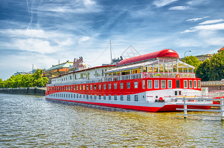 蓝色的201年7月在布拉格阳光明媚的一天著名博特尔信天翁每年吸引70万游客伏尔塔瓦河图片