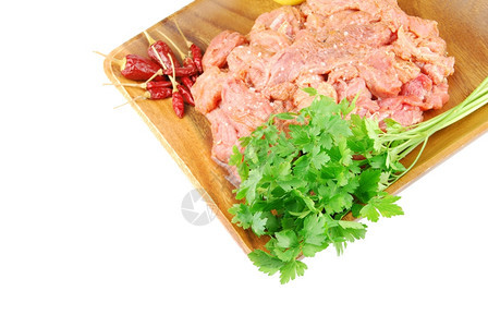 香菜一种生的猪肉和红辣椒欧斯利正准备在白色的木盘上煮熟图片