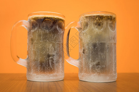 具有凝结式氧化物的封闭冷冻典型软糖啤酒根玻璃A泡沫冷若冰霜凉爽的图片