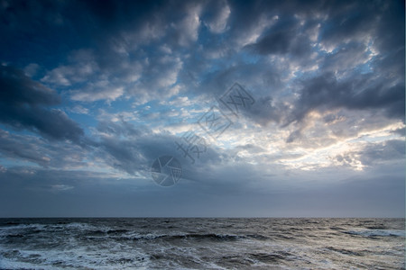 荷兰语达屈海面上空的云层天气图片