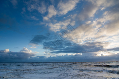 暴风雨积云达屈海面上空的云层风图片