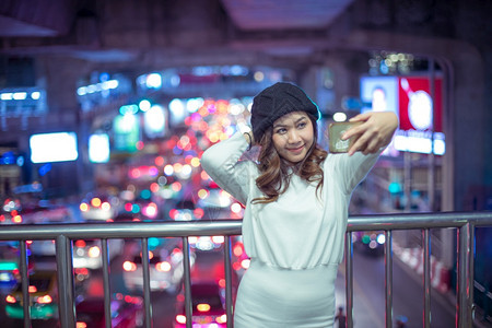 女孩愉快乐的亚洲女人在夜晚笑着自喜乐女士图片