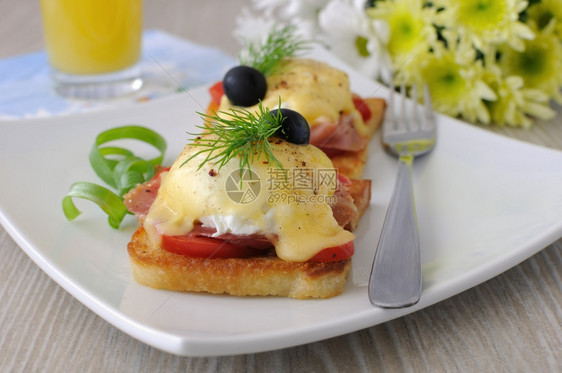 本尼迪特鸡蛋加火腿和番茄烤面包加奶酪和橙汁厨房早晨蛋白质图片