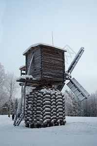 老的下雪俄语罗斯阿肯汉格尔克附近的露天空军博物馆的老木制风车MalyeKorelyMalye图片