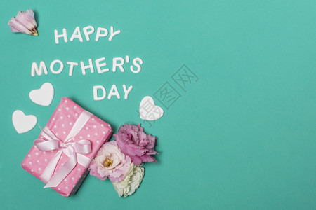 酸奶天美丽的光相欢喜母亲们在鲜花礼物箱附近的彩盒旁边白日敬礼快乐图片
