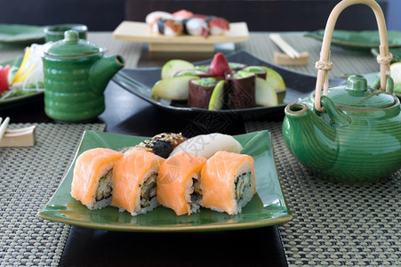 水平的一顿饭陶器家日本寿司餐厅的一张桌子图片