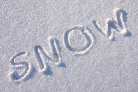 大雪纷飞假期在雪上阳光明媚的白天写下文字母质地设计图片