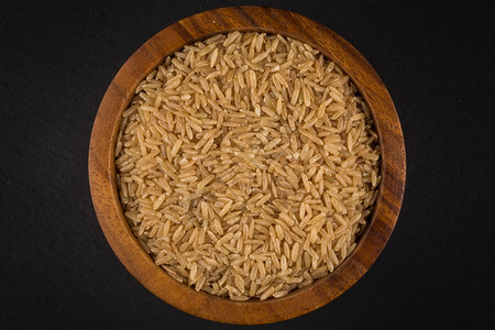 午餐黑石本底木碗中的稻子主食素义者图片