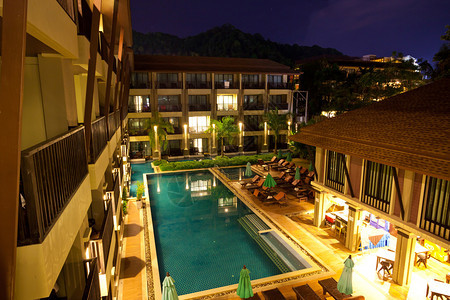 场景椰子夜里在旅馆游泳池的图片