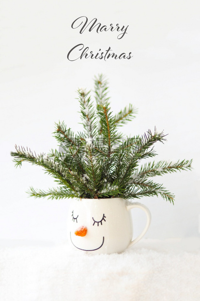 圣诞卡片雪树在一杯中与个沉睡的雪人脸乐趣微笑自然图片