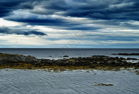 石质目的游客水平生动充满活力戏剧挪威海滩洋景观背水平生动的充满活力戏剧挪威海滩洋景观b图片
