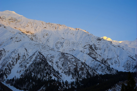 结石日出在巴基斯坦北部山峰上方草甸旅行图片