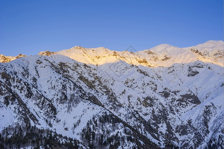 多雾路段日出在巴基斯坦北部山峰上方超过云图片