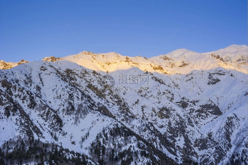 多雾路段日出在巴基斯坦北部山峰上方超过云图片