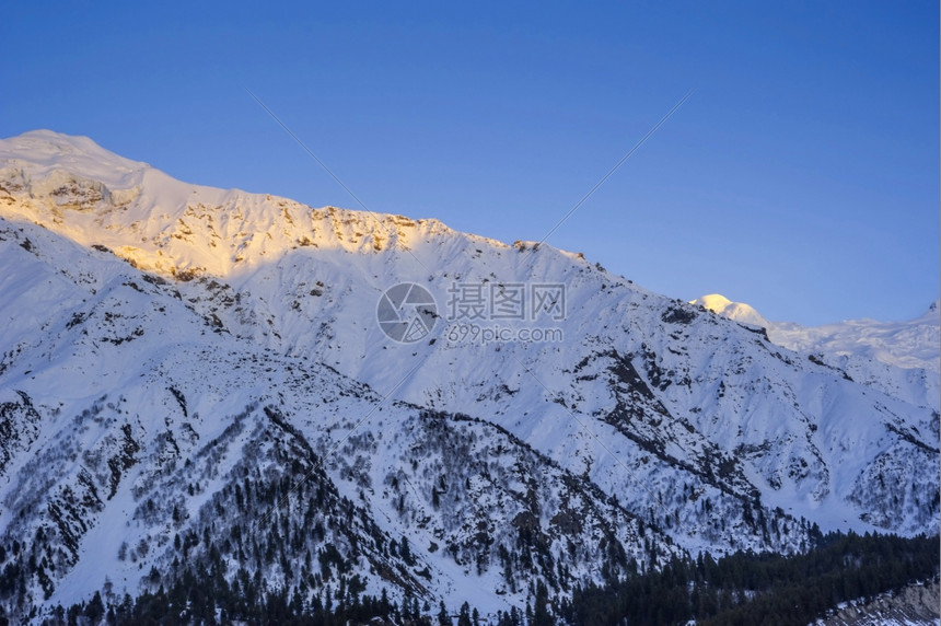 日出在巴基斯坦北部山峰上方旅行斯卡杜沙漠图片