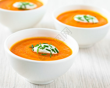 新鲜的自制胡萝卜汤奶油上面有或酸和子用天然光聚焦照片拍摄选择焦点第一种汤中的重点最佳开胃菜图片