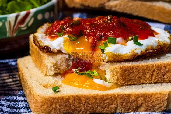 吃一顿饭用番茄酱和大蒜在烤面包上分离的煎蛋特写健康图片