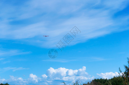木制的帆布空中滑翔机小飞在蓝天翱翔小飞机在蓝天翱翔热的图片