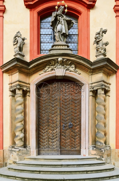 宗教的捷克布拉格圣乔治斯柯巴西利卡门地标细节图片