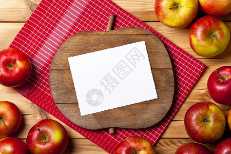 配有新鲜水果和苹形状的切菜板装饰品空文本室木板桌子装饰风格图片